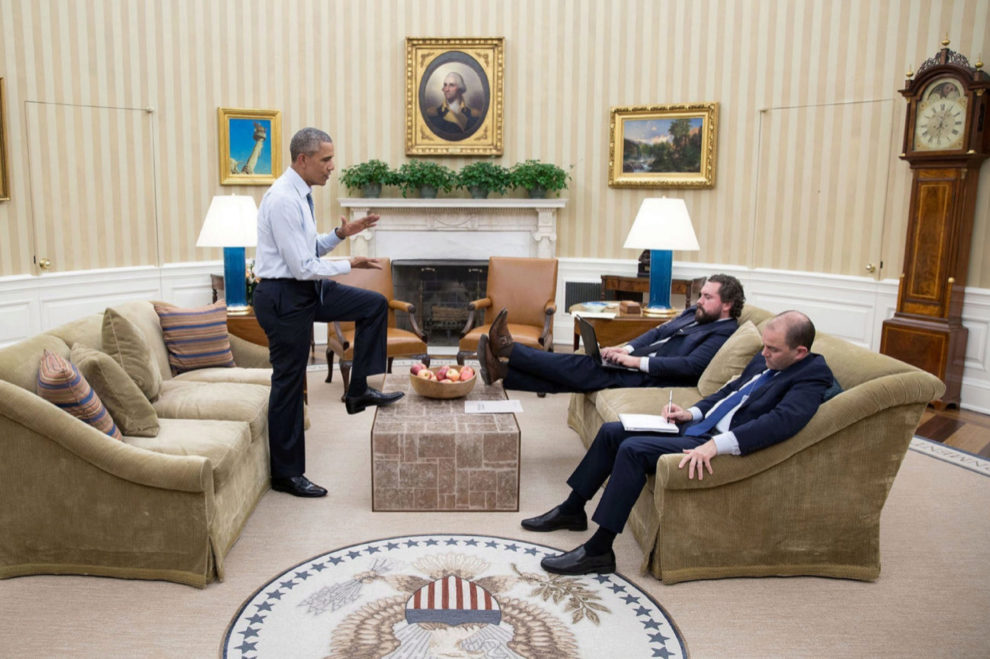 Barack Obama reunido con Cody Keenan, director de escritura, y Ben...