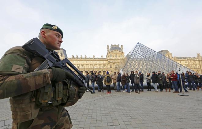 Un soldado francés vigila los alrededores del museo del Louvre.