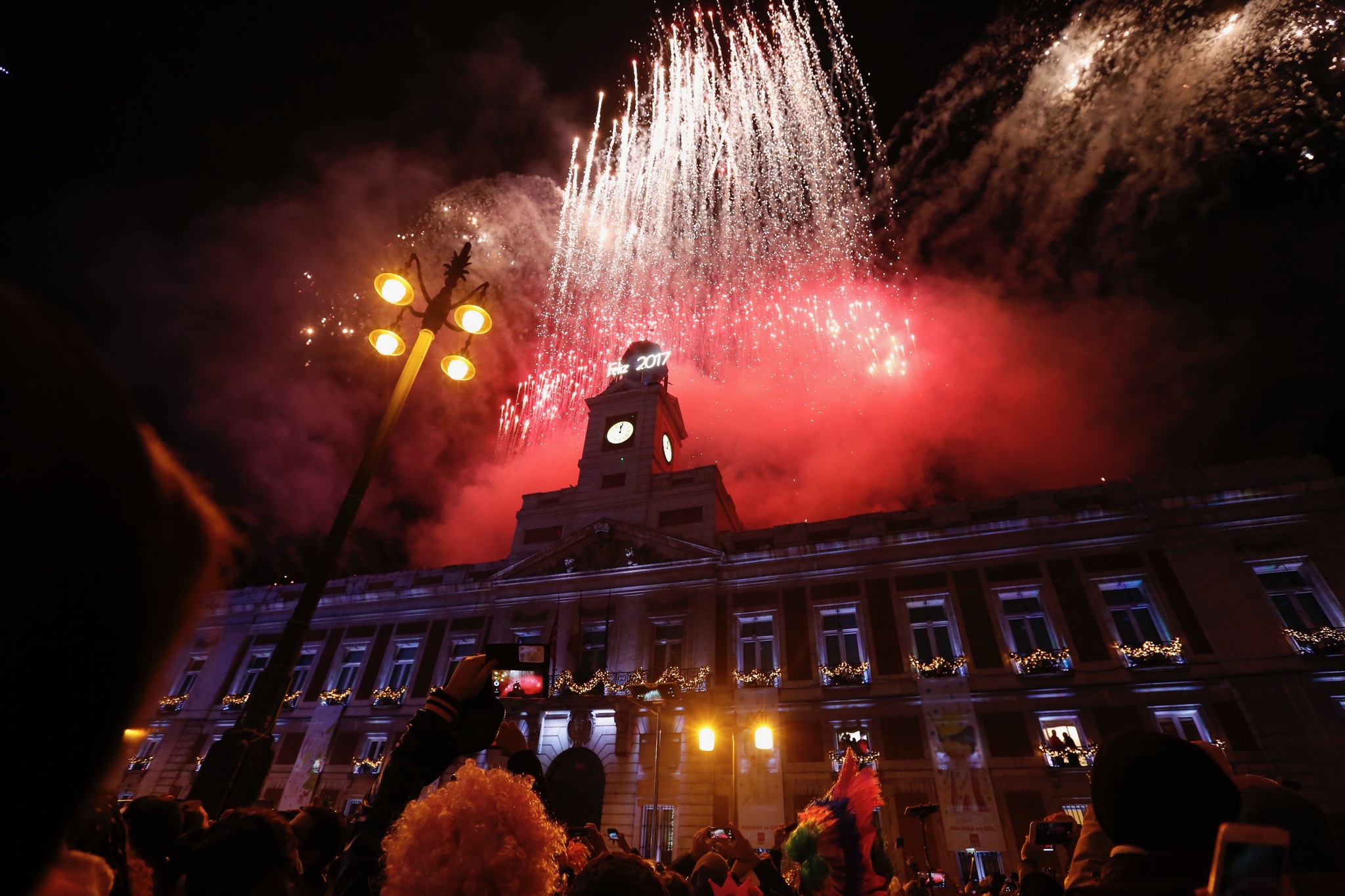 Los fuegos artificiales iluminan por primera vez la Puerta del Sol...