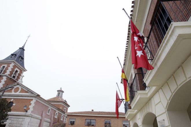 Banderas a media asta en el Ayuntamiento de Rivas-Vaciamadrid.