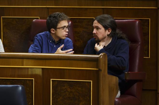 igo Errejn y Pablo Iglesias, en un pleno en el Congreso de los...