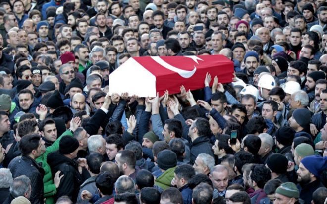 Familiares de Yunus Gormek, una de las vctimas del atentado de Ao Nuevo en la discoteca 'Reina' de la capital turca, portan su fretro durante su funeral en Estambul.