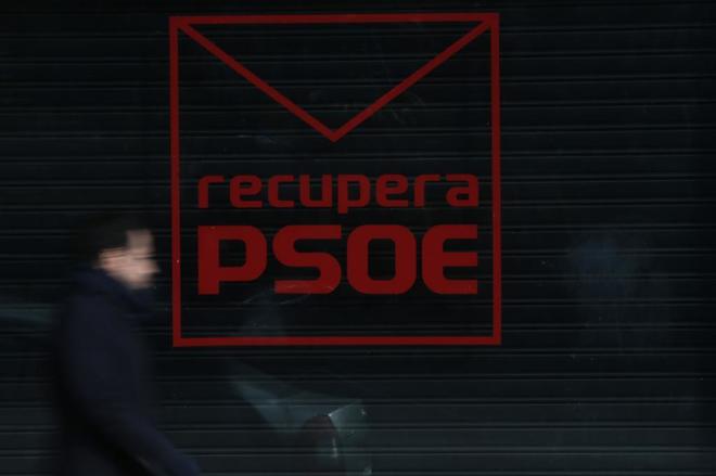 Local alquilado por la plataforma &apos;Recupera PSOE&apos; en la calle Ferraz.