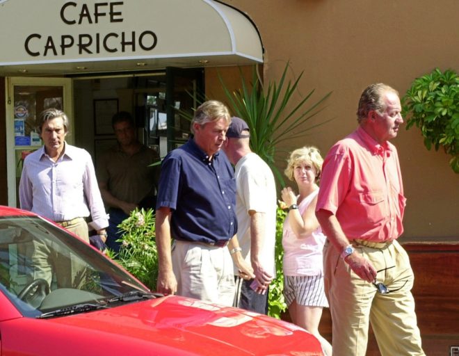 Juan Carlos I sale de un restaurante, en Palma de Mallorca, seguido...