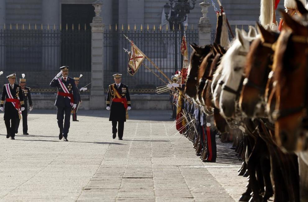 El Rey Felipe VI pasa revista a una formacin de la Guardia Real en...