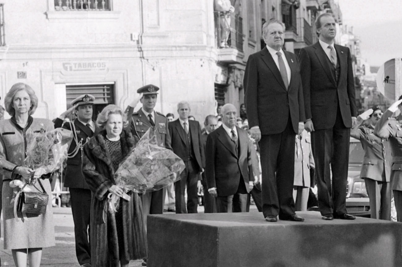 El ex presidente portugus Mrio Soares junto al rey espaol Juan...