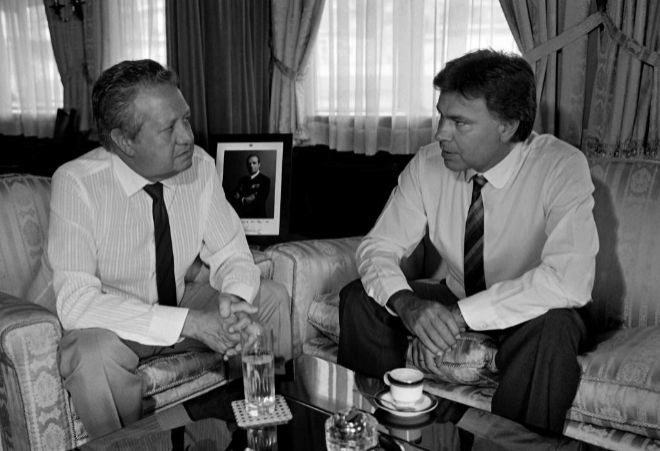 Mrio Soares junto a Felipe Gonzlez el 25 de julio de 1985
