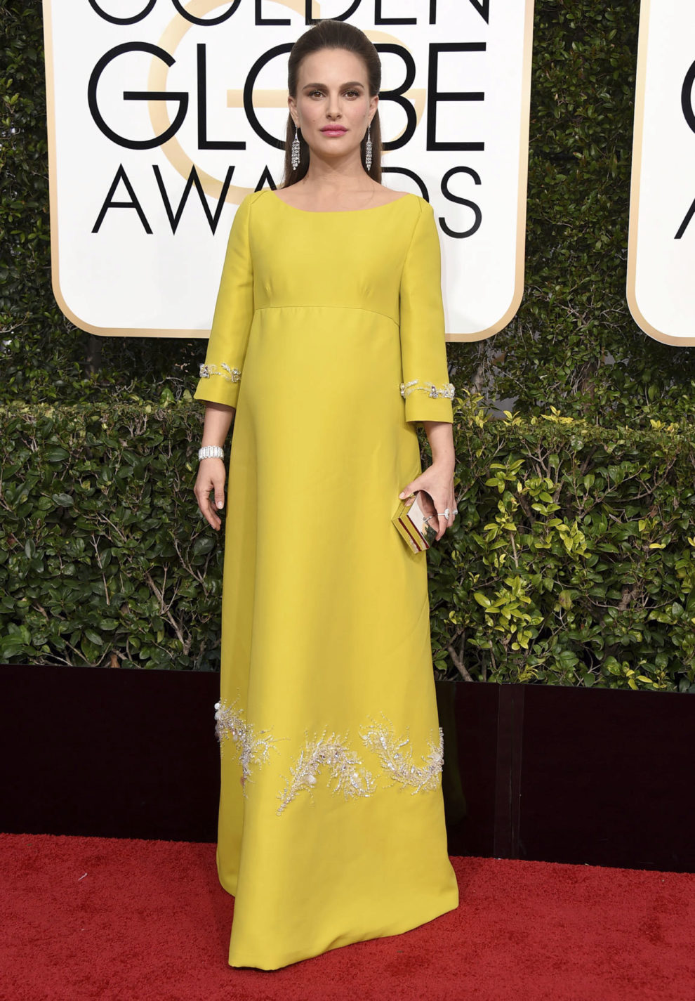 La actriz ha sorprendido con un vestido amarillo de Prada.