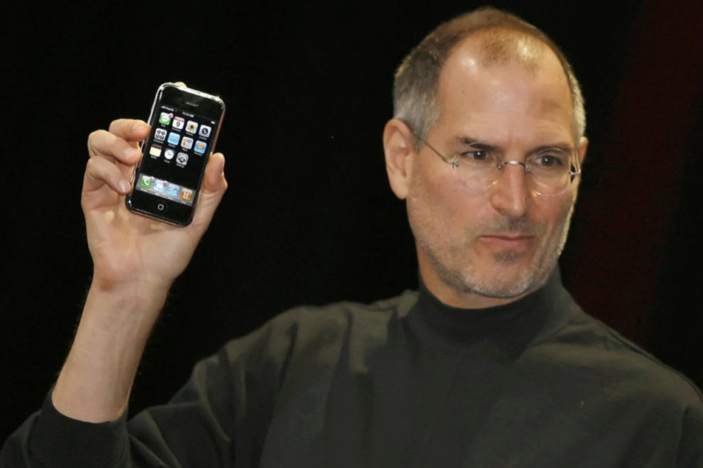 Steve Jobs presenta el iPhone. Seis meses despus, se empieza a...
