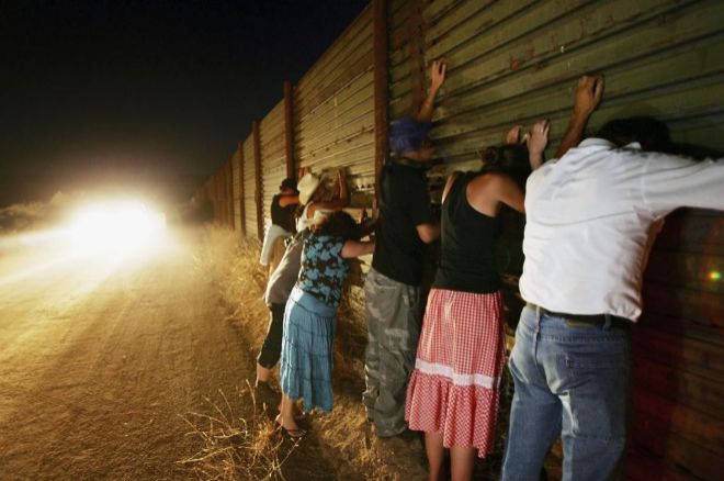 Activistas migrantes protestan por las patrullas nocturnas de ciudadanos que buscan a personas que cruzan la frontera entre EEUU y Mxico en Campo (California).