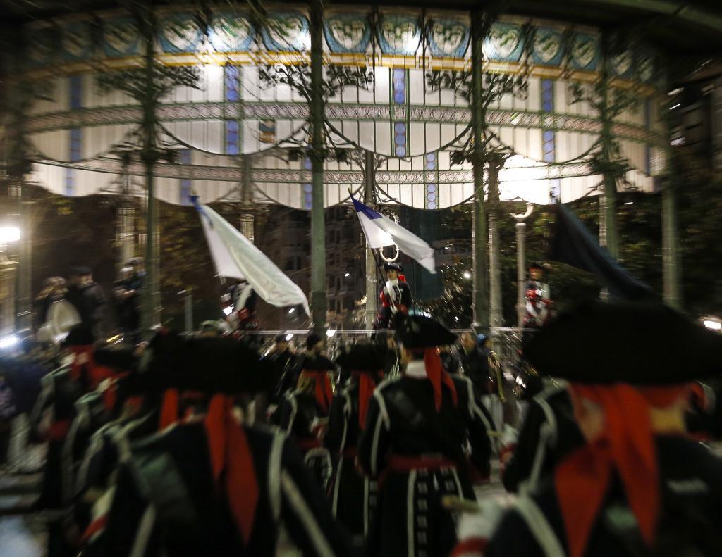 Un momento de la tradicional izada de la bandera de Donostia, que da...