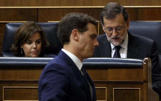 Albert Rivera pasa frente a Mariano Rajoy y Soraya Sáenz de...