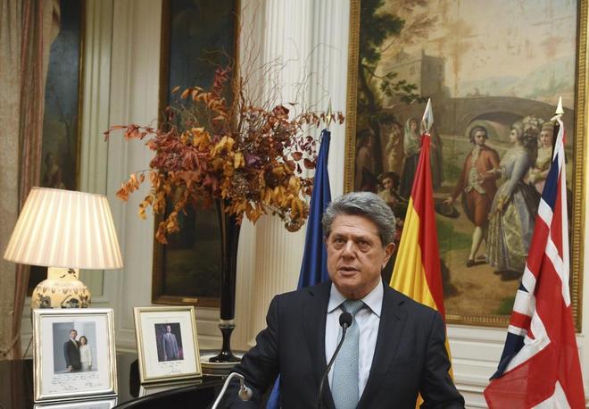 Federico Trillo, al anunciar su marcha de la embajada de Espaa en...