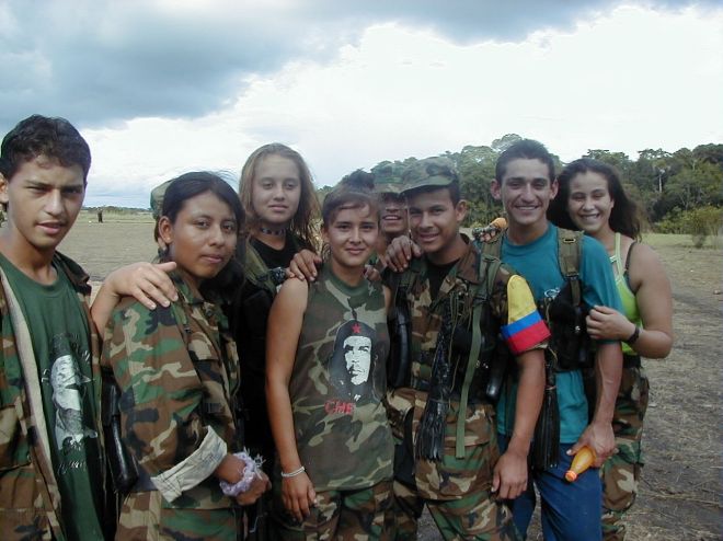 Adolescentes reclutados por las FARC en 2001. Unos estarn muertos, otros habrn desertado y otros habrn crecido dentro de la banda armada.
