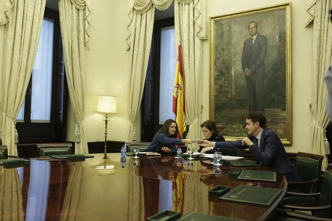 La vicepresidenta del gobierno Soraya Saenz de Santamara se rene...