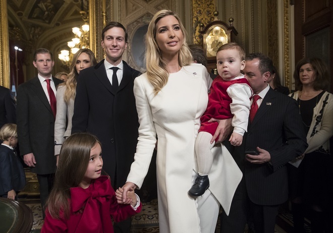Ivanka Trump, con su marido, Jared Kushner, y sus hijos