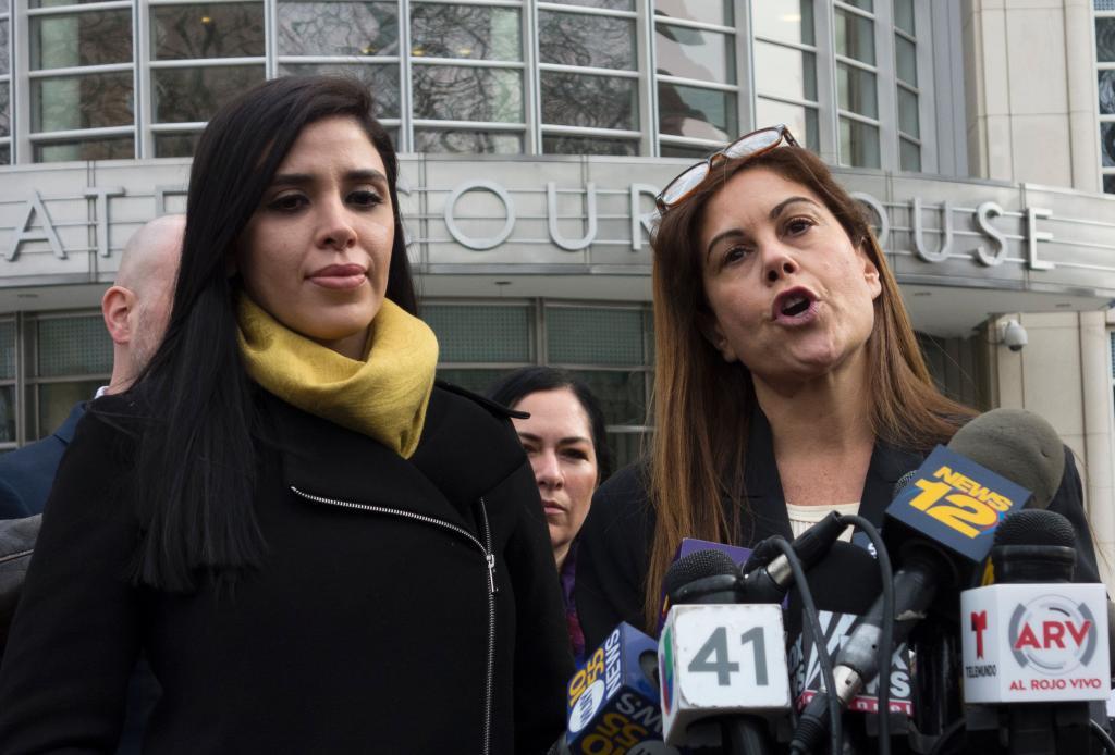 Emma Coronel, la esposa de 'El Chapo' Guzmn, y la abogada  Michelle Gelernen una rueda de prensa.