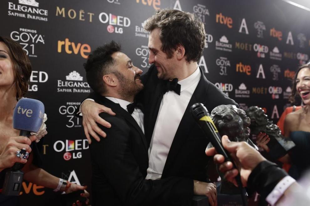 El abrazo entre Juan Antonio Bayona y Raul Arvalo, premios a la...