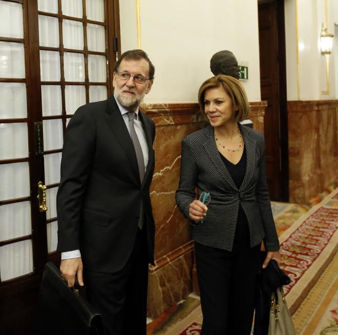 Mariano Rajoy y Mara Dolores de Cospedal, en los pasillos del...