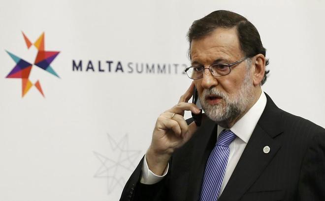 Mariano Rajoy habla por telfono en la cumbre europea celebrada en...