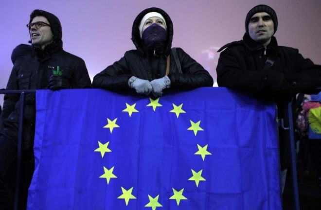 Algunos manifestantes portaban la bandera de la UE.