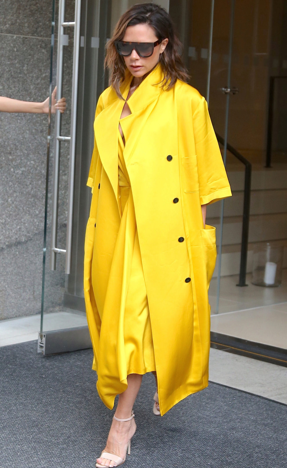 Total look de vestido y abrigo en amarillo.