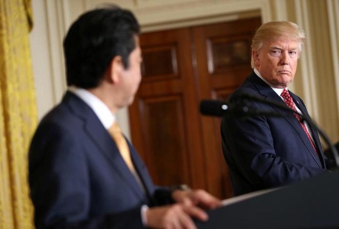 Donald Trump y Shinzo Abe durante la rueda de prensa conjunta ofrecida ayer en Washington.