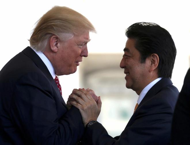 El primer ministro japons estrecha la mano de Donald Trump ayer durante la visita oficial.