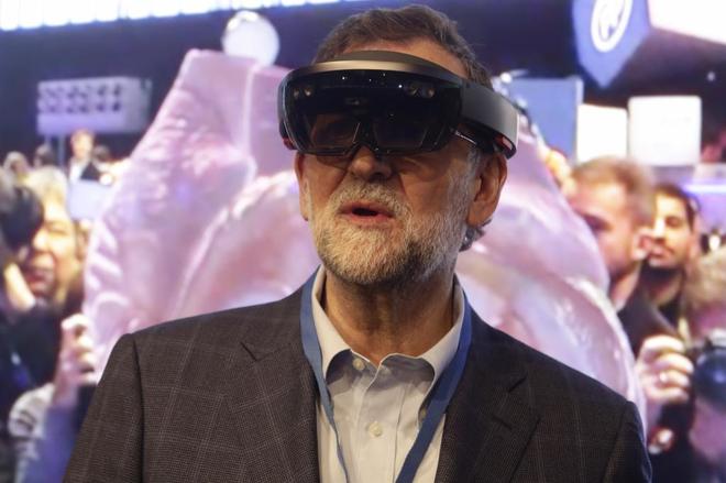 El presidente, con unas gafas de realidad virtual el sbado en el...
