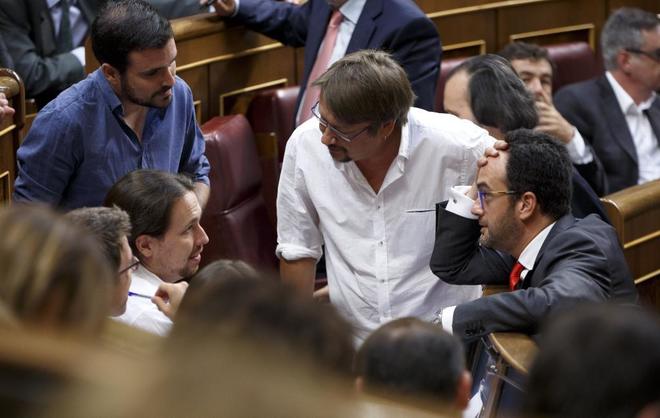 Antonio Hernando, del PSOE, en el Congreso con Pablo Iglesias en el...