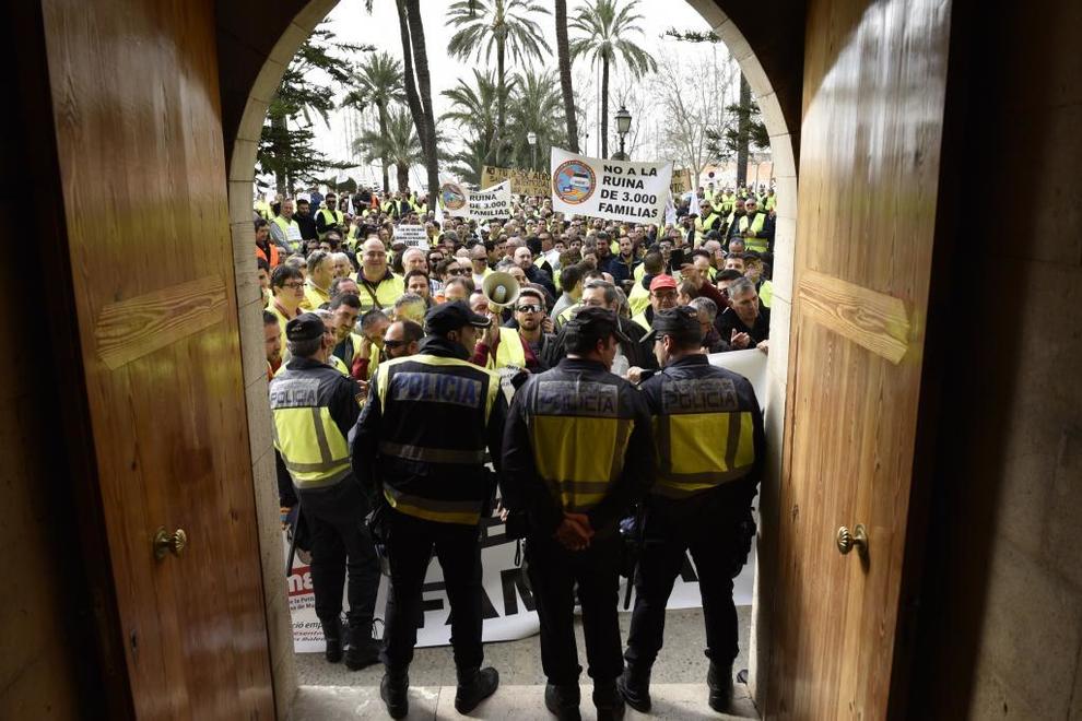 Policías custodiando la entrada al Consolat de Mar. | Baleares | EL MUNDO