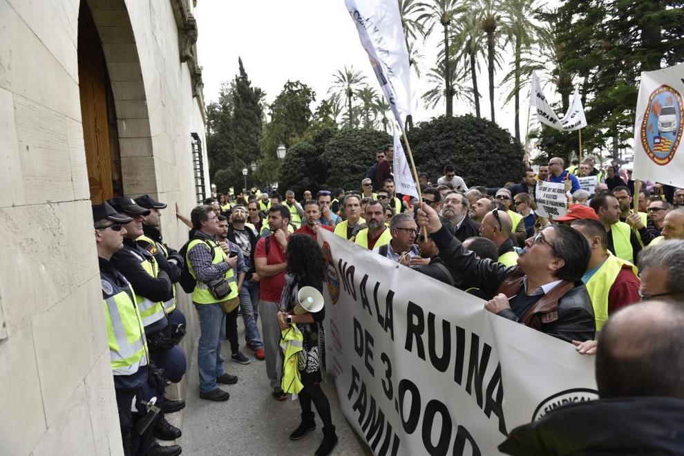 Protesta en la puerta del Consolat de Mar. | Baleares | EL MUNDO