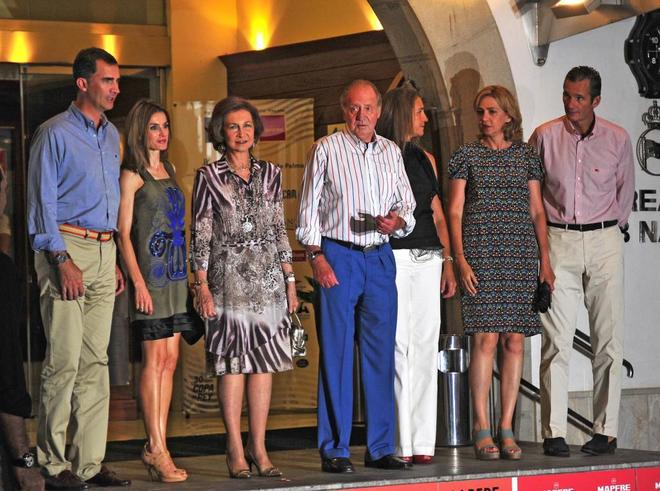 Iaki Urdangarin y la Infanta Cristina posan con la Familia Real en...