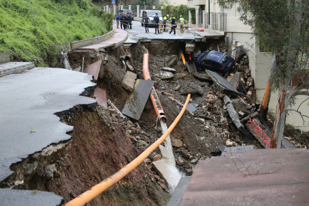 Carretera destrozada en la Urbanizacin Cerrado de Caldern
