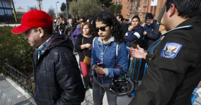 Ciudadanos ecuatorianos esperan largas filas esperando su momento para votar, hoy, en Villaverde Bajo (Madrid).