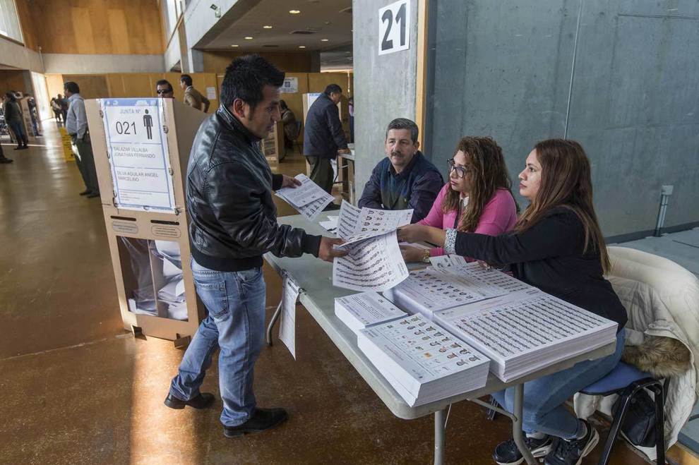 Un ciudadano de Ecuador ejerce su derecho al voto durante la jornada...