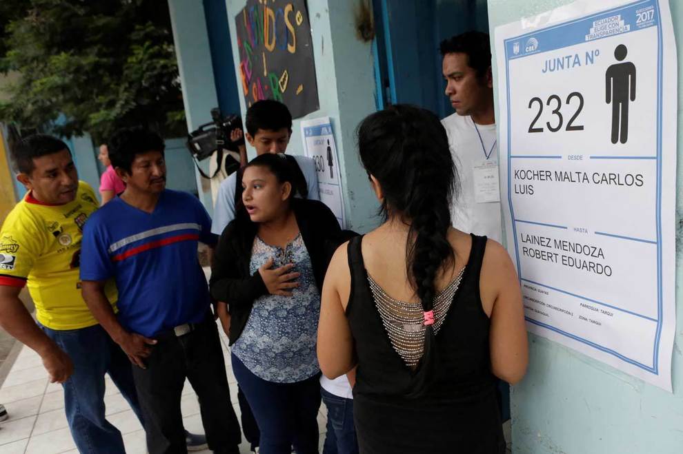 Los votantes esperan en fila para emitir su voto en la eleccin...
