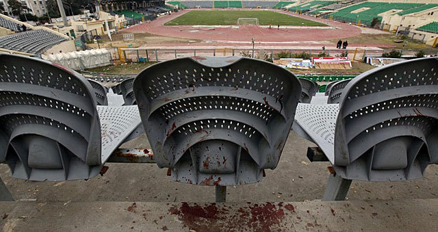 Sangre en los asientos del estadio de Port Said.