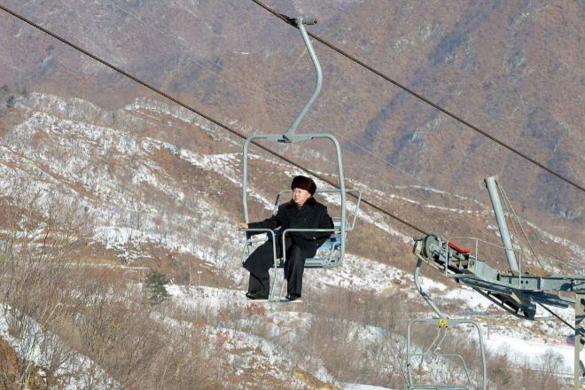 El lder norcoreano, Kim Jong-un, inspecciona en telesilla una nueva pista de esqu en Masikryong.
