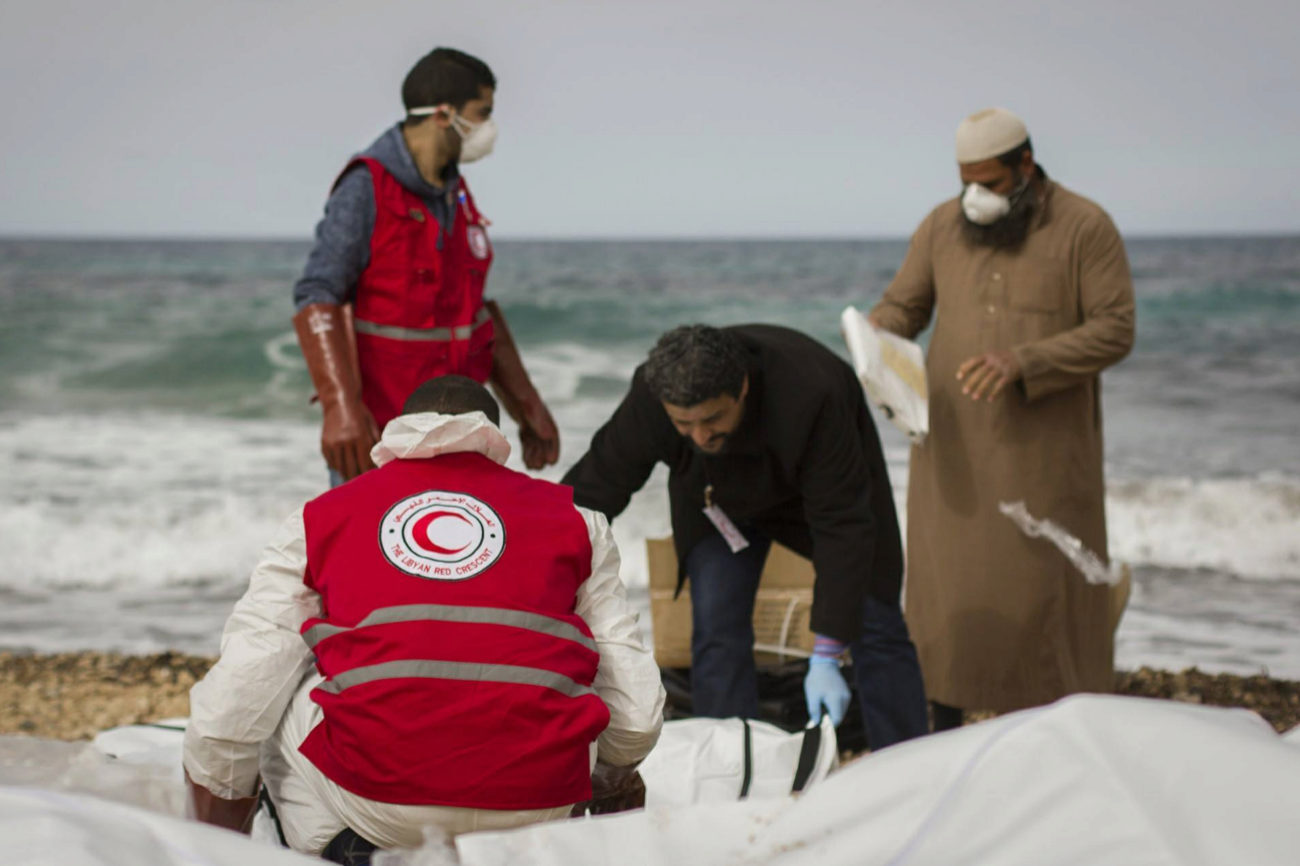 Un grupo de voluntarios atiende a uno de los cuerpos de la playa de...