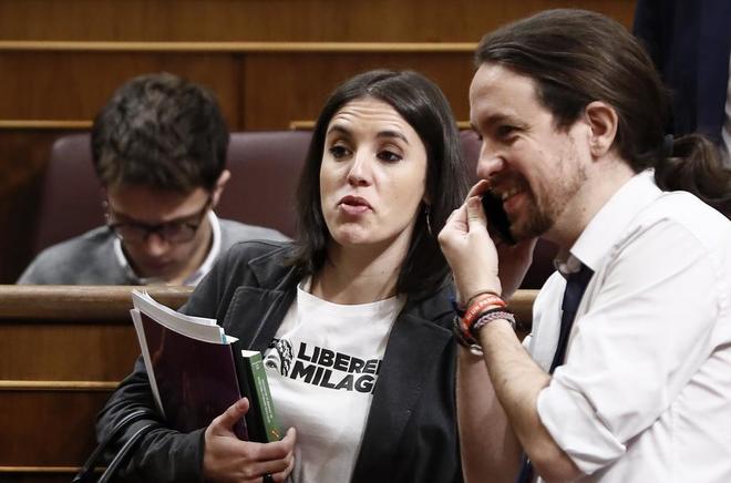 Irene Montero y Pablo Iglesias en el Congreso de los Diputados durante...