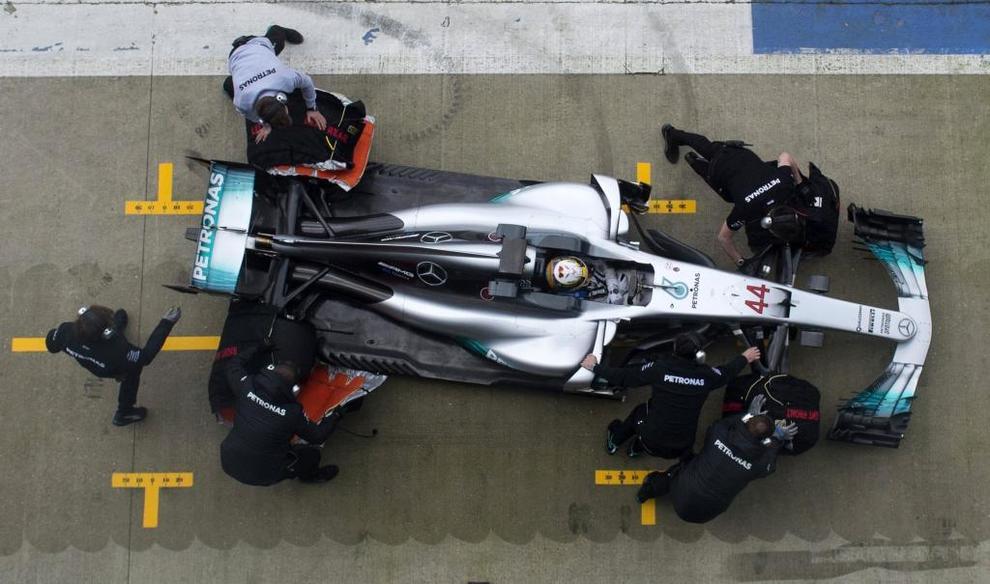 Salida de boxes de Lewis Hamilton, en el estreno del nuevo Mercedes.