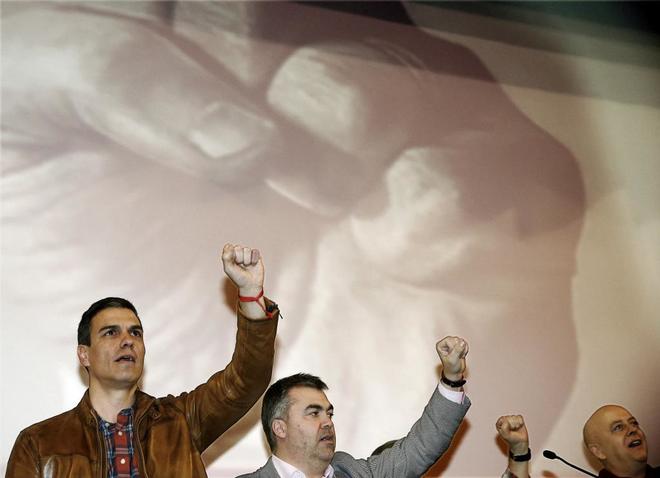 Pedro Snchez junto a Odn Elorza durante el acto con militantes...