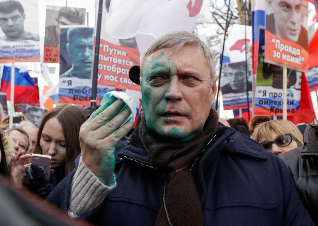 El ex primer ministro Mikhail Kasyanov se limpia la cara despus de que un hombre le arrojara pintura verde.