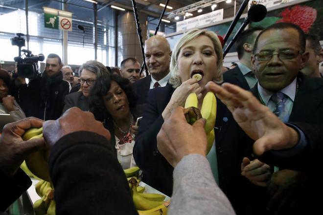Le Pen come pltanos durante su visita al saln de Agricultura de Pars.