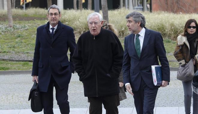 Jordi Montull y sus abogados durante la primera jornada del juicio en...