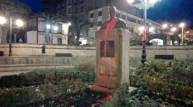 El busto de Manuel Fraga, fundador del PP, tras el ataque con pintura.