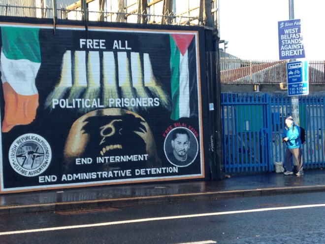 Graffitis republicanos y carteles contra el Brexit en el oeste de Belfast.