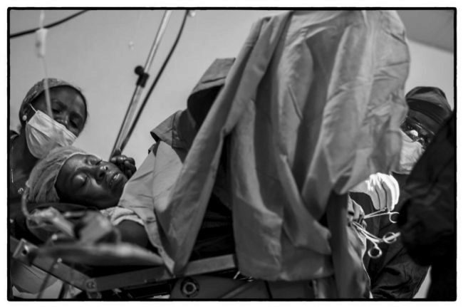 El doctor Paluku opera a Furaha, una mujer violada por militares en el este del Congo.