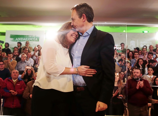 La secretaria general del PSOE de Andalucía, Susana Díaz, abraza al...